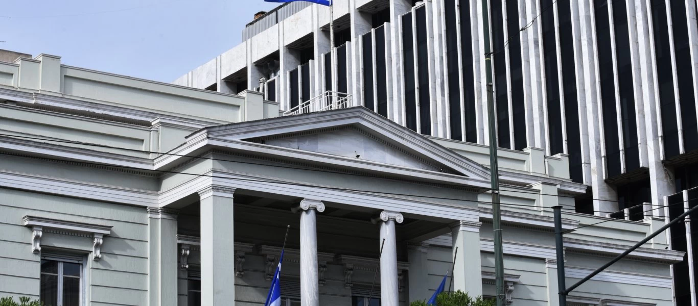 Το ελληνικό ΥΠΕΞ δεν εγκρίνει να βρίζουν οι Έλληνες τον Ρ.Τ.Ερντογάν (φωτο)